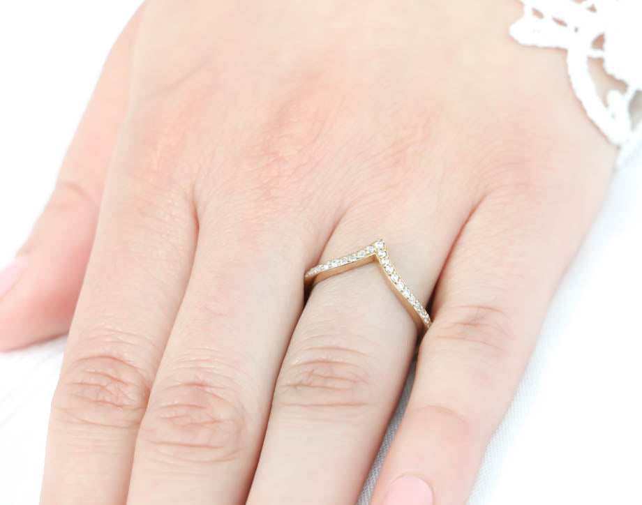 Thin diamond clearance band stackable